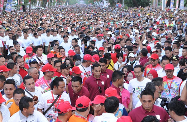 Presiden Jokowi Jalan Sehat di Makassar