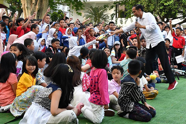 Presiden Jokowi memberikan hadiah kepada anak-anak