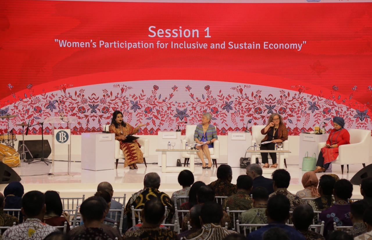 Diskusi dalam seminar internasional “Women’s Economic Empowerment : A Framework For an Inclusive And Sustainable Growth” di JCC, Sabtu (21/7)