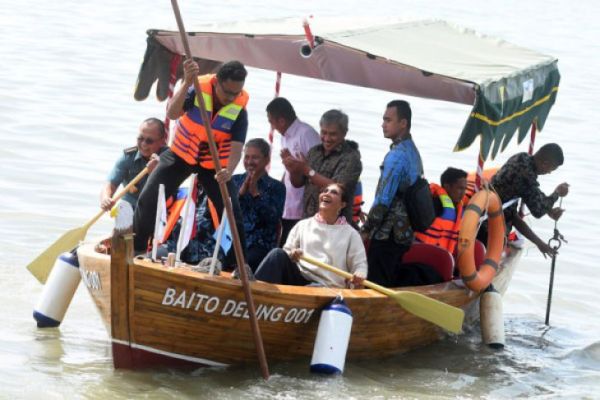 Menteri Kelautan dan Perikanan, Susi Pudjiastuti meluncurkan kapal bambu laminasi, Baito Deling 001