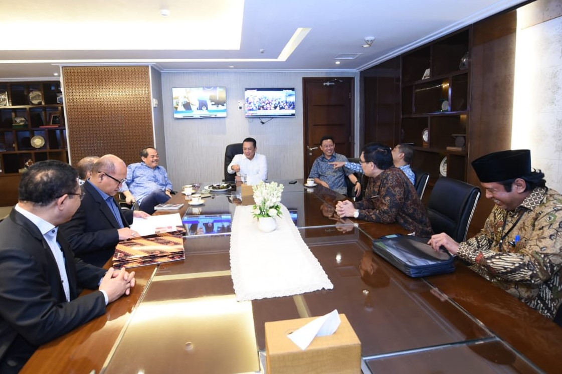 Ketua DPR Bambang Soesatyo saat berbincang soal Pancasila dengan rombongan dari BPIP di ruang kerjanya (Foto: Dok.DPR)