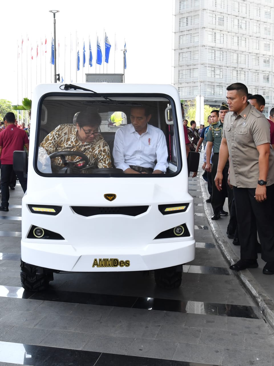 Presiden Joko Widodo mendorong industri otomotif dalam negeri untuk terus bekerja keras dan menelurkan inovasi. 

Presiden Jokowi berharap pasar otomotif Indonesia dapat dikuasai oleh industri otomotif dalam negeri.