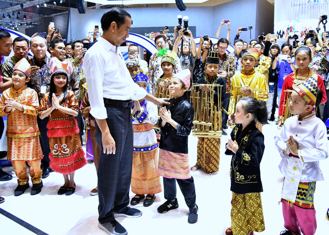 Presiden disambut sukacita oleh anak-anak yang mengenakan pakaian adat di tengah pameran GIIAS