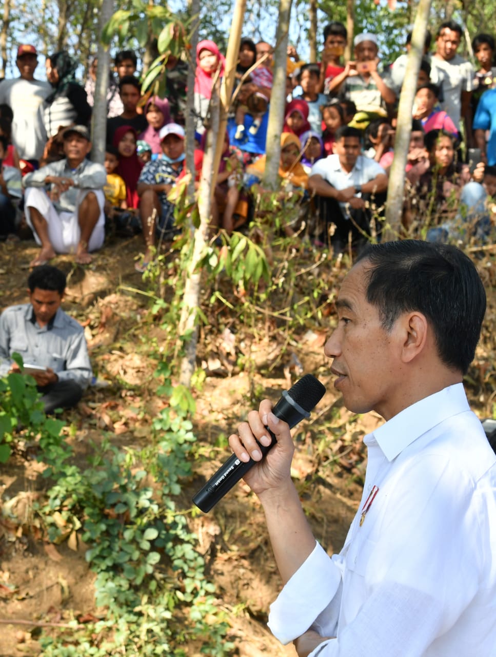 Joko Widodo saat berdialog dengan warga. 