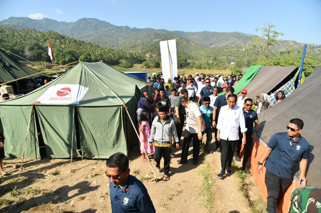 Jokowi di posko pengungsian korban gempa yang terletak di Dusun Trengan, Kecamatan Pemenang Timur, Kabupaten Lombok Utara. 