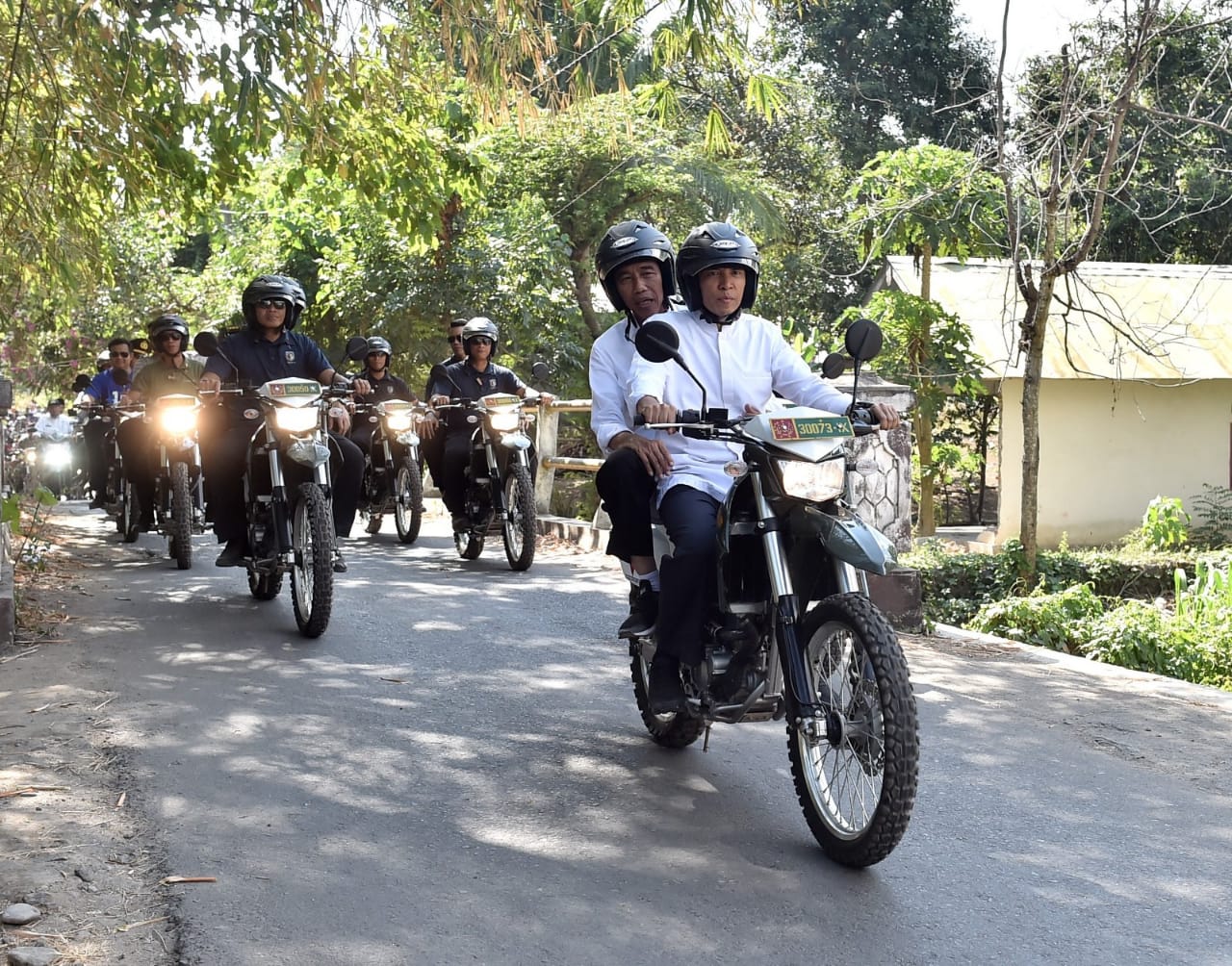 Presiden menggunakan sepeda motor dengan dibonceng Gubernur Nusa Tenggara Barat Muhammad Zainul Majdi saat meninjau ke Dusun Trengan, Lombok Utara. 