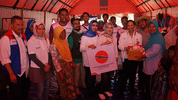 Plt Dirut Pertamina Nicke Widyawati menyerahkan bantuan Pertamina Peduli Gempa Lombok