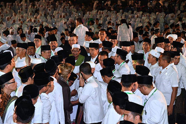 Presiden Jokowi bersama jamaah di acara Zikir dan Doa di Istana Merdeka