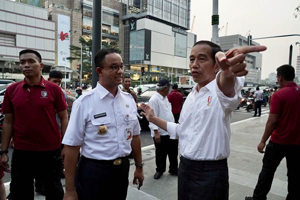 Presiden Jokowi dan Anies Baswedan saat meninjau revitalisasi pedestarian di Sudirman-Thamrin