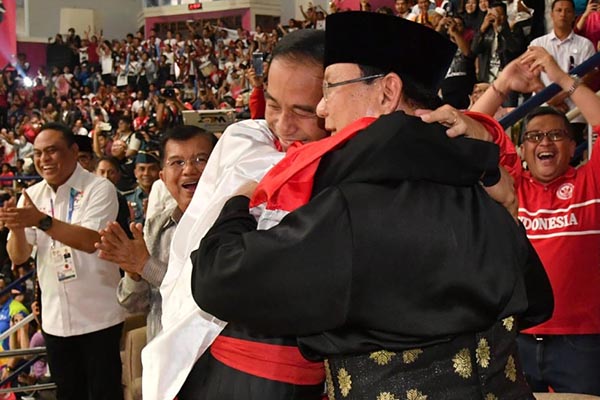Presiden Jokowi dan Prabowo Subianto dalam pertandingan Pencak Silat