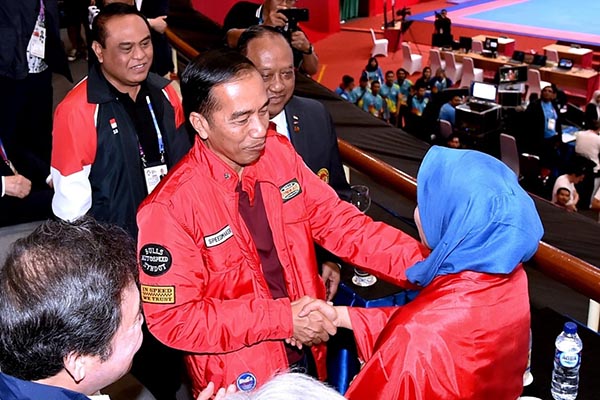 Presiden Jokowi memberikan ucapan selamat atas medali pertama Indonesia