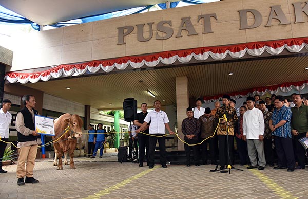 Presiden Jokowi menyerahkan hewan kurban di Kantor PP Muhammadiyah