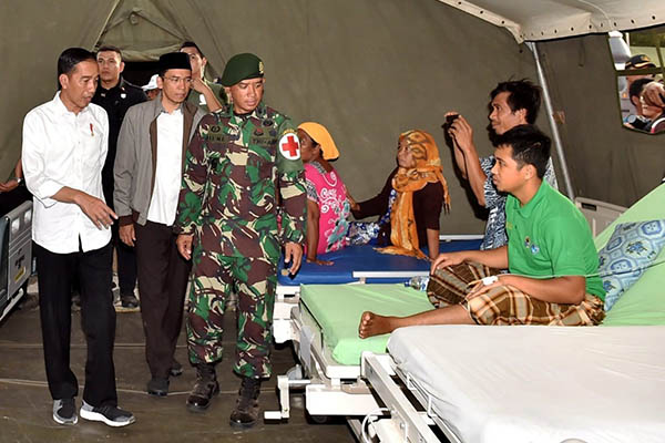 Presiden Jokowi saat menemui korban gempa di Lombok Utara