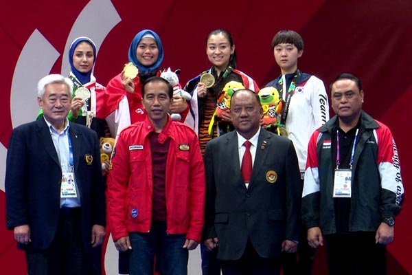 Presiden Jokowi ucapkan selamat untuk Defia Rosmaniar atas prestasinya menyumbangkan medali emas pertama Indonesia