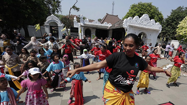 PIEP mendirikan Sekolah Tari Tradisional di Keraton Kasepuhan Cirebon, Jawa Barat
