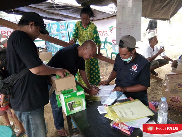 Bantuan PLTS Portable ini diharapkan dapat membantu warga yang minim penerangan di tenda pengungsian akibat terputusnya aliran listrik