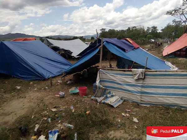 Dengan kondisi seadanya warga terdampak gempa dan likuifasi di Kabupaten Sigi memilih bertahan hidup di tenda pengungsian