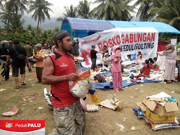 Sejumlah warga desa tampak menerima bantuan yang telah disalurkan dari pemerintah provinsi, daerah maupun organisasi masyarakat lainnya