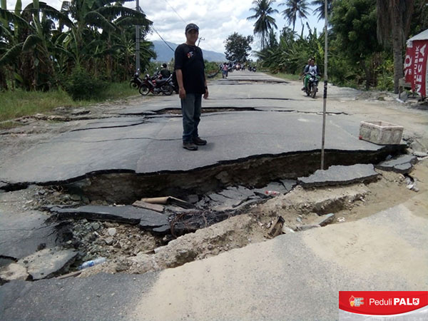 Kondisi jalan yang terbelah akibat gempa 7,4 SR dan likuifasi di Kabupaten Sigi