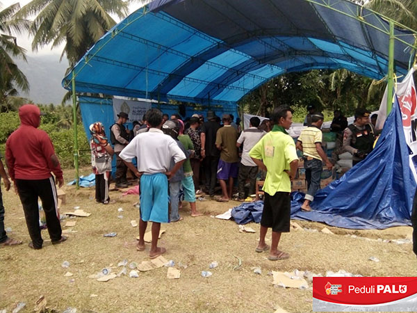 Di posko pengungsian warga desa menerima bantuan baik makanan maupun kebutuhan lainnya