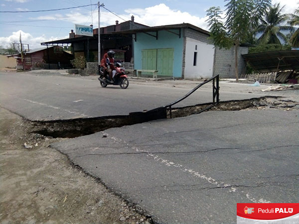 Di Kabupaten Sigi sejumlah jalan raya banyak yang terbelah dampak gempa dan likuifasi