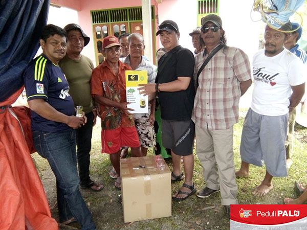 warga Desa Kabobona yang terdampak bencana menerima bantuan Lampu LED Air Garam/Laut