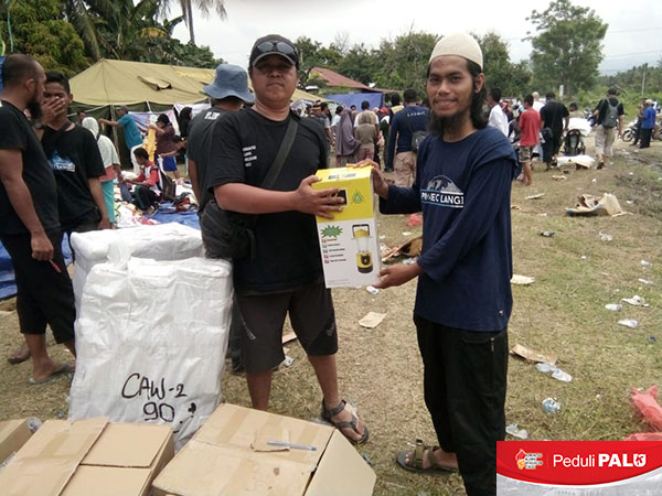 KAPT Peduli PALU menyalurkan bantuan paket makanan, PLTS Portable dan Lampu LED Air Garam/laut kepada warga desa