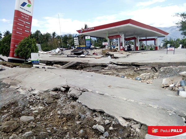 Sejumlah bangunan rusak dan amblas akibat gempa dan likuifasi, salah satunya adalah SPBU di Kabupaten Sigi