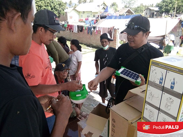 Sejumlah warga mendapat penjelasan bagaimana cara penggunaan PLTS Portable