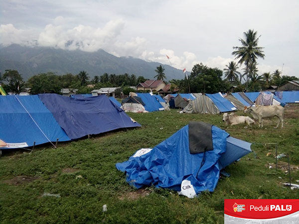 Tenda pengungsian tersebar di sejumlah titik desa dengan kondisi seadanya dan minim penerangan di waktu malam