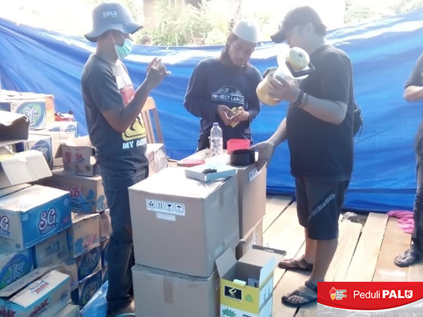 Tim Relawan KAPT Peduli PALU menyosialisasikan bantuan PLTS Portable dan Lampu LED Air Garam/Laut kepada warga desa, Senin (15/10/2018)