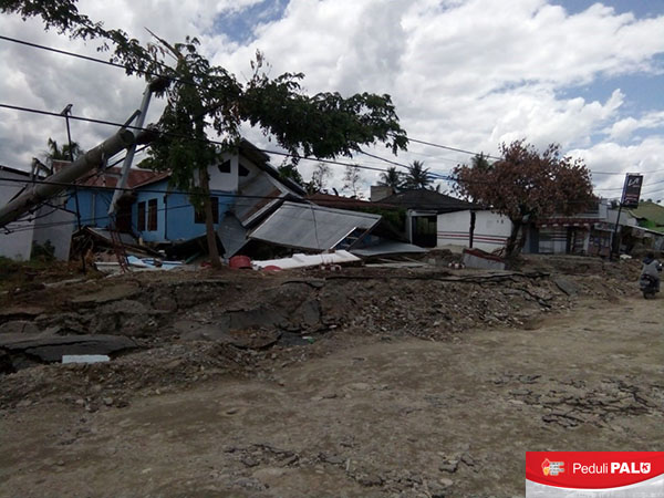 Tim relawan KAPT Peduli PALU juga menemukan sejumlah rumah ambruk akibat gempa dan likuifasi di wilayah Kabupaten Sigi