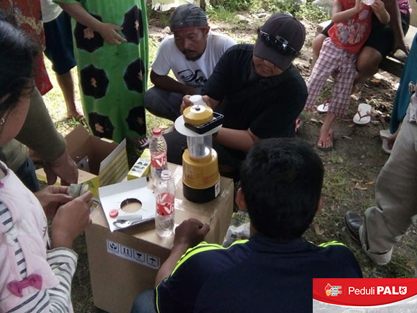 Tim Relawan KAPT Peduli PALU menjelaskan tata cara penggunaan Lampu LED Air Garam/Laut kepada warga