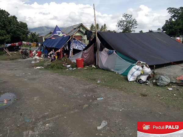 Warga Desa Kabobona terpaksa mendirikan tenda darurat karena masih trauma atas gempa
