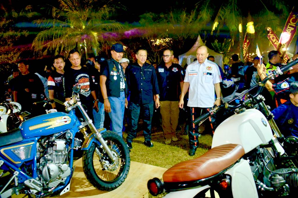 Meninjau pameran motor besar di acara AKBIKEFEST 2018 di Anyer (Foto: Dok.DPR)