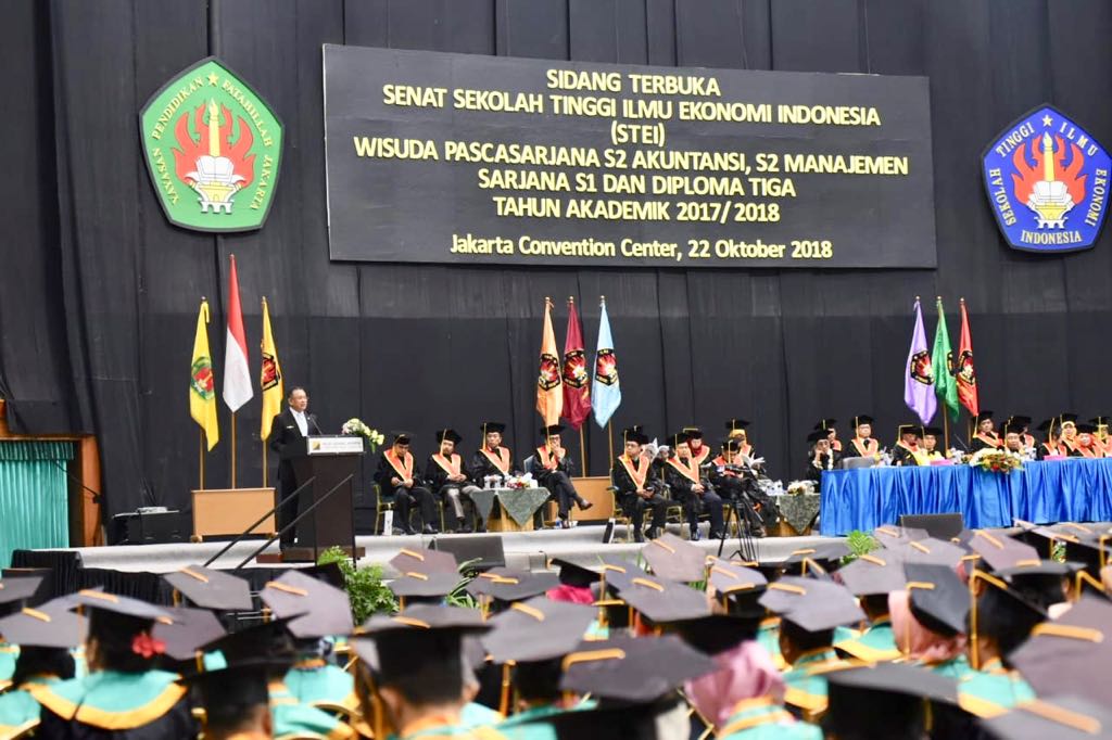 Bamsoet di hadapan para wisudawan