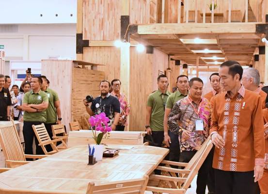 Jokowi kunjungi anjungan Rumah Kayu