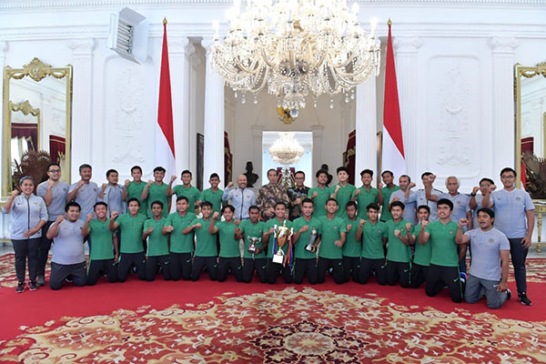 Presiden Jokowi bersama para pemain timnas U-16, pelatih, beserta ofisial di Istana Merdeka