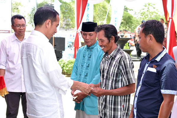 Presiden Jokowi menyerahkan buku tabungan stimulan pembangunan rumah korban gempa