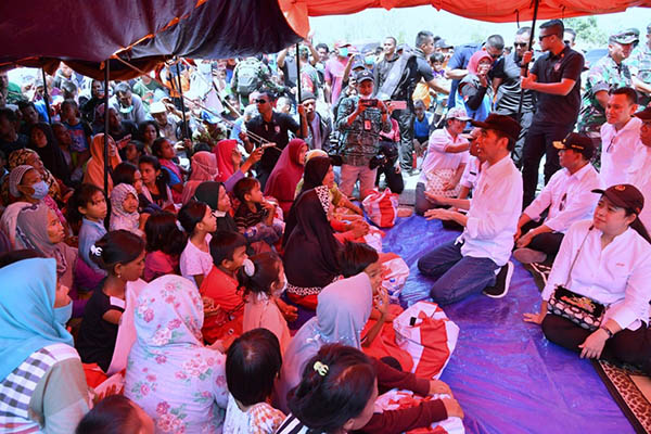 Presiden Jokowi saat meninjau korban gempa di tenda pengungsian di Kabupaten Donggala