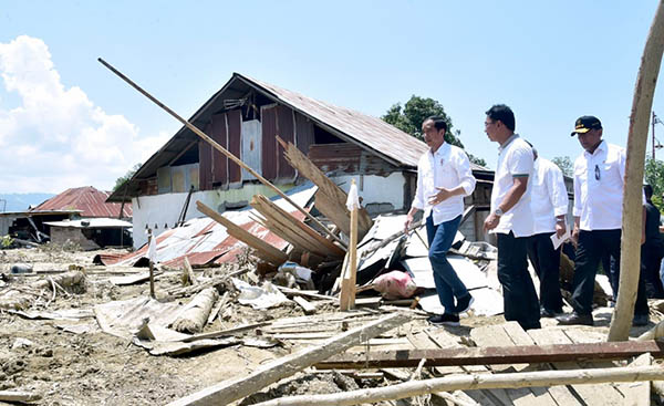 Presiden Jokowi saat meninjau lokasi terdampak bencana gempa Sulteng