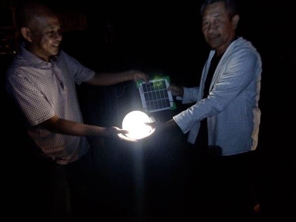 Lampu Portable Tenaga Surya bantuan KAPT Peduli PALU