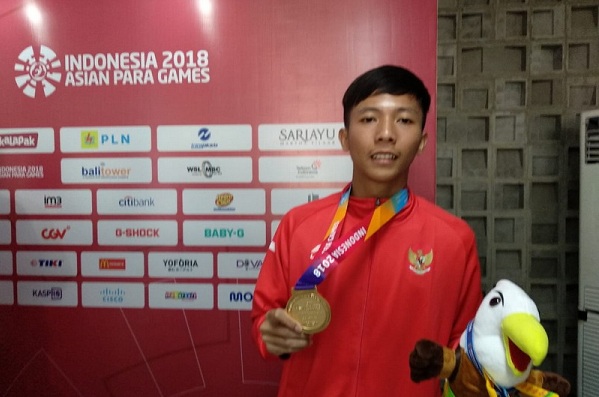 medali emas pertama Indonesia