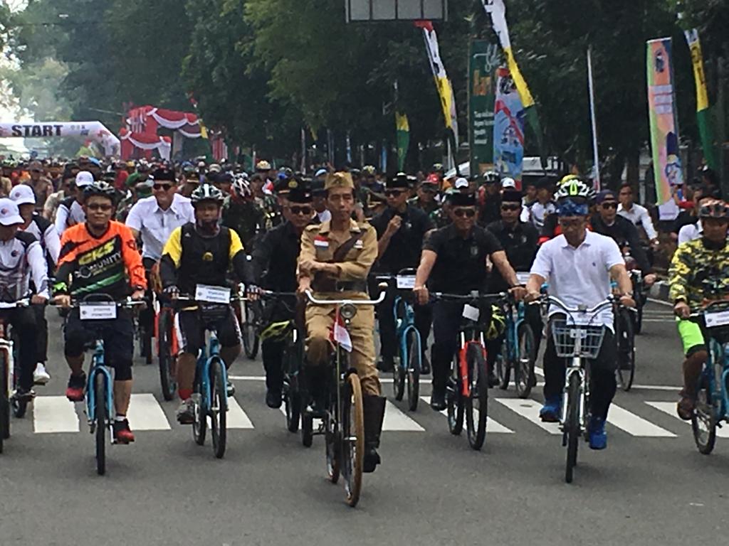 Gowes Bareng Jokowi di acara Bandung Lautan Sepeda untuk mengenang Hari Pahlawan