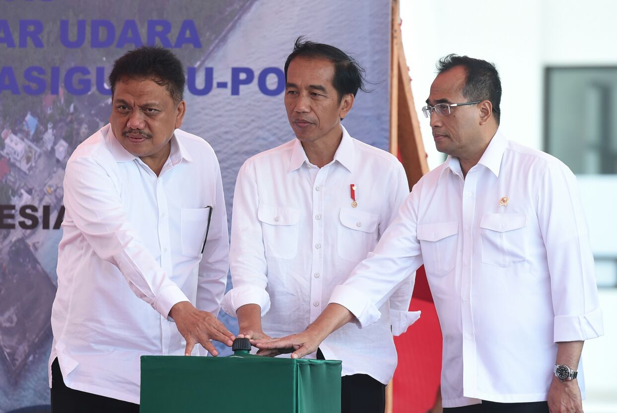 Jokowi saat resmikan Bandara Miangas, Sulawesi Utara.