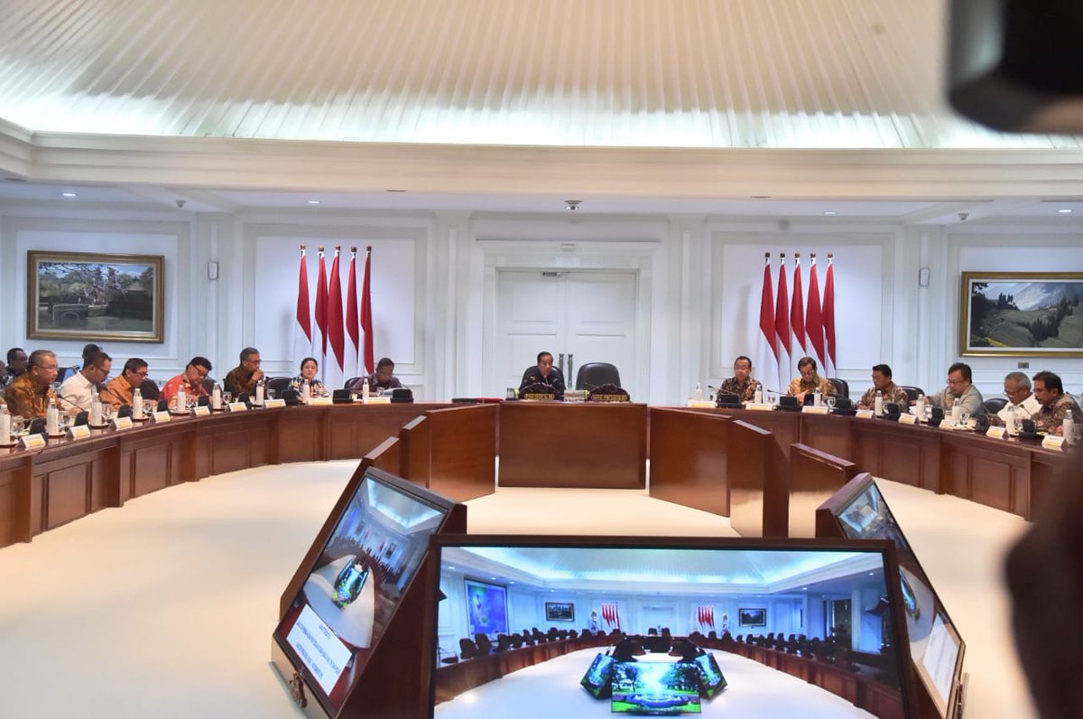Rapat presiden dengan para menteri terkait penyediaan rumah untuk ASN, TNI dan Polri
