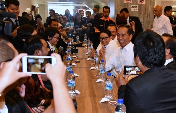 Jokowi ajak TKI makan Bebek goreng kremes di lucky plaza singapura