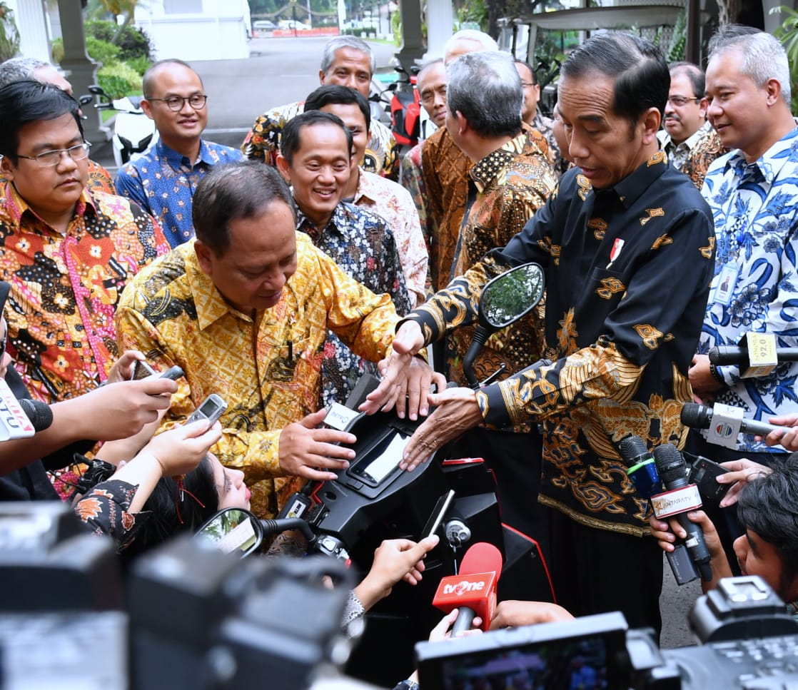 Menteri Riset, Teknologi, dan Pendidikan Tinggi (Menristekdikti) M. Nasir mengatakan motor listrik Gesits sekarang sudah tahap untuk ke industri. Pada tahap industri itu barangnya sudah sangat siap dan molding (pencetakan produksi) sudah dibuat.