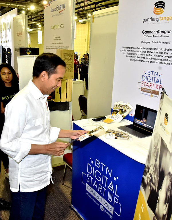 Presiden Jokowi saat mengunjungi stan BTN pada acara Digital Startup Connect yang diinisiasi oleh komunitas Young on Top dan berkolaborasi dengan GK-Plug and Play. Acara ini disponsori BTN.

Selain diskusi terkait startup, acara juga diramaikan oleh stan-stan sejumlah startup. Di antaranya TopKarir, Datanest, hingga Sayurbox.