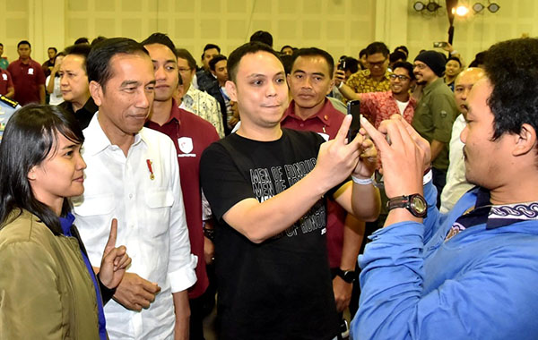 Presiden Jokowi mengatakan para anak muda dengan kreativitas dan inovasinya memiliki peluang yang lebih besar untuk merespons hal tersebut. Di saat yang sama, terbuka pula peluang bagi mereka yang mau memanfaatkan situasi.